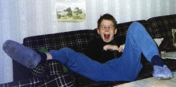 En bild på min bror när han var liten och tyckte om att göra fula grimaser