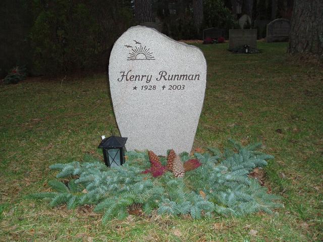 Hamrad yta, rundad form, snirkliga bokstver, med symbol