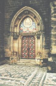 Porten till kyrkan i Vysehrad