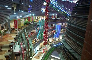 Interiör från ett gigantiskt shoppingcenter.