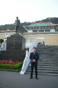 Louis framför National Palace Museum.
Statyn föreställer Chiang Kai-Shek.