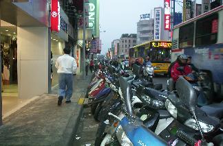 Några av alla tusentals skotrar i Taipei.